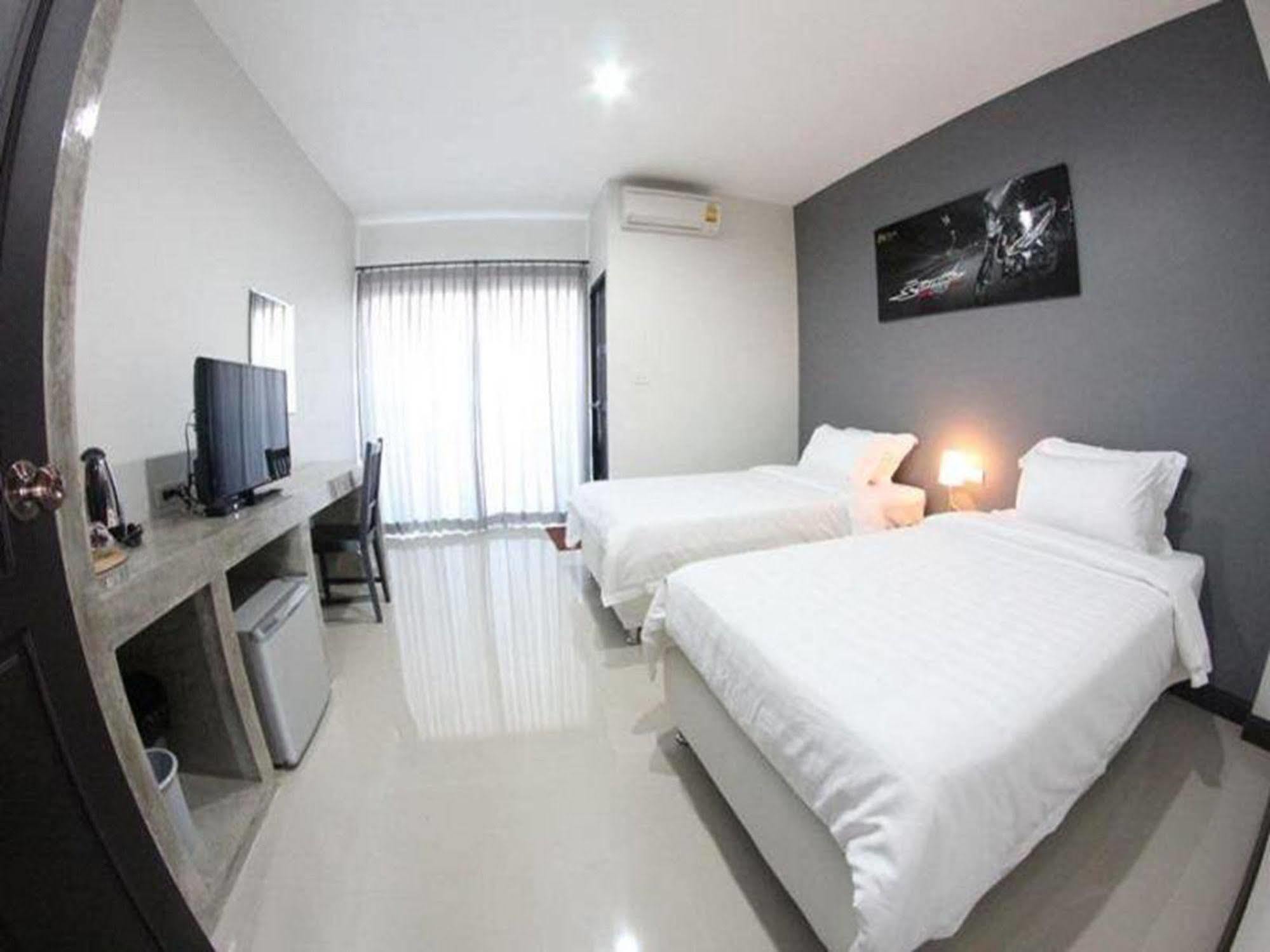 Plus Hotel Loei Exteriör bild